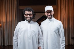 El presidente del Almería con el periodista Ammar Taqi.