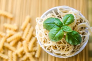 Espaguetis integrales con crema de albahaca.