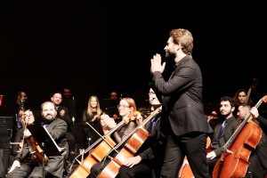 Un momento de la final del III Concurso de Dirección de Orquesta Universidad de Almería, celebrado en diciembre en el Auditorio de Roquetas de Mar