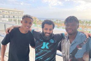 Lázaro, Turki y Touré posando felices al cierre del mercado de verano.