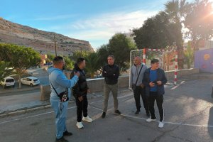 Juanjo Segura, concejal de Aguas, con vecinos de Pescadería-La Chanca.