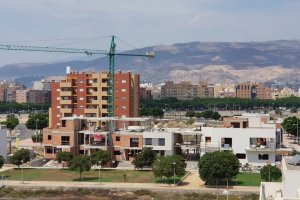 Construcción de viviendas en nuevas zonas residenciales de la capital almeriense. Foto de Archivo.