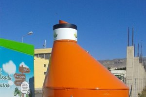 Uno de los contenedores de recogida de aceite en el término municipal de Vícar.