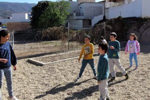 Menores jugando en Almócita.