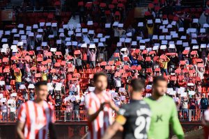 Cartulinas rojas y blancas en el Almería-Mallorca.