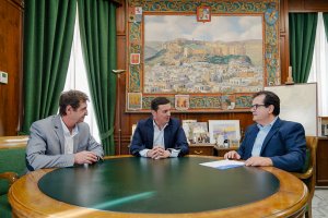 El presidente de Diputación, junto al diputado de Fomento y el alcalde de Oria.