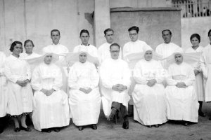 En el centro de la imagen, con sus gafas redondas, el doctor don José Arigo Jímenez junto al personal que atendía en el Manicomio.