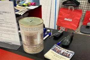 Las huchas y los trípticos van de la mano en las tiendas Blanes.