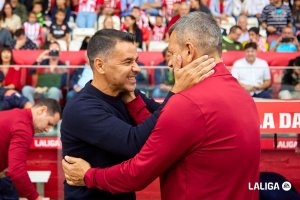Míchel y Ferreira saludándose en Montilivi el pasado 22 de octubre. Ganó el Girona por 5-2.