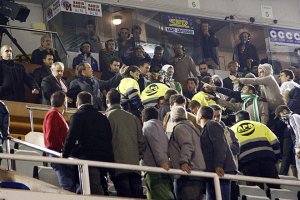 Alfonso García (izquierda), muy enfadado con lo que estaba ocurriendo en el palco de El Sardinero.