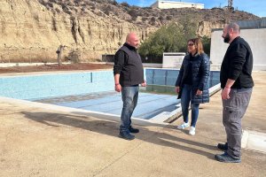 Inicio de las obras de mejora en la piscina de Benahadux.