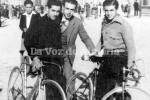 Bernardo Vizcaíno (de negro), junto a sus amigos Plaza y Alberto Díaz en la Puerta de Purchena.  F. Díaz Gálvez.