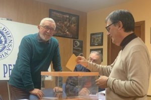 El vencedor, José Manuel Bretones, votando en la tarde del pasado lunes frente al presidente de la Mesa, José María Granados.