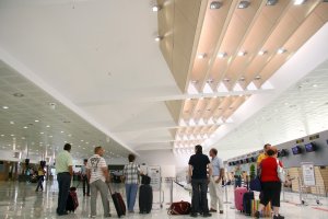 Pasajeros en el aeropuerto de Almería.