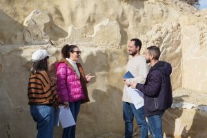 Los ediles veratenses visitan el yacimiento del Espíritu Santo.