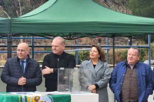 El alcalde de Cuevas del Almanzora acompaña a la consejera Carmen Crespo en la colocación de la primera piedra en la potabilizadora.