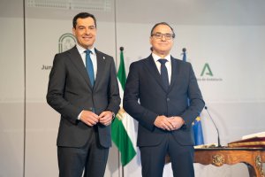 Juanma Moreno, presidente de la Junta de Andalucía, junto a José Céspedes, rector de la UAL.