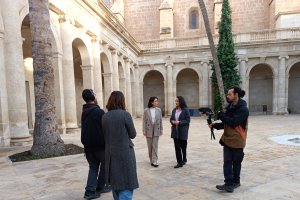 La actriz y arquitecta Leonor Martín junto a su equipo durante la grabación del programa en el claustro de la Catedral de Almería.