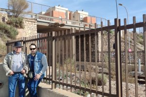 Juan Ortega Gil y su hijo Valen, vecinos del barrio, han ido este domingo a despedirse del puente.