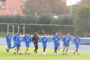 Los titulares del Almeria en la primera parte del entrenamiento.