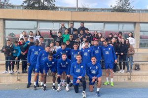 Foto de familia del CEIP La Venta del Viso con los jugadores del Almería en el campo Anexo. 