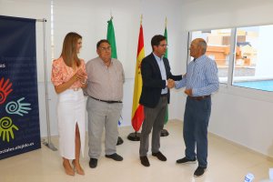 El alcalde de El Ejido y la edil de Servicios Sociales haciendo entrega de las subvenciones.