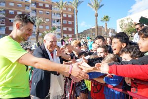 El alcalde Antonio Bonilla en una edición pasada del festival.