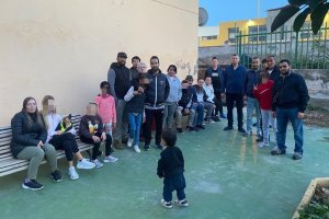 Varias de las familias que viven en las viejas casas que serán demolidas por el soterramiento.