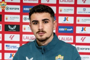 El centrocampista almeriense baja una categoría para reforzar al equipo de Lasarte.