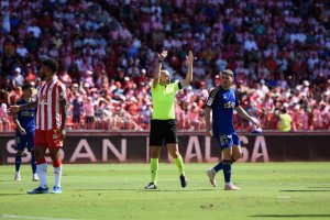 Pablo González Fuertes en el Mediterráneo dirigiendo el Almería-Granada. Se disputó en octubre.