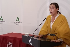 Loles López, consejera de Inclusión Social,  Juventud, Familias e Igualdad de la Junta de Andalucía durante su visita a Almería este miércoles.