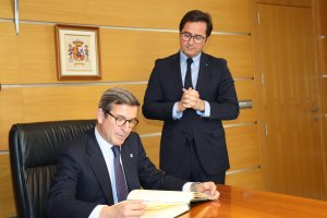 El consejero de Industria de la Junta, junto al alcalde, firmando en el Libro de Honor de El Ejido.