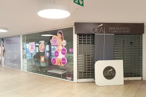 Imagen del Centro Ideal Almería tras cerrar definitivamente sus puertas.