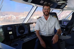 El capitán almeriense Francisco Morales en el puente de mando del Eleanor Roosevelt nada más atracar en el Puerto de Almería.