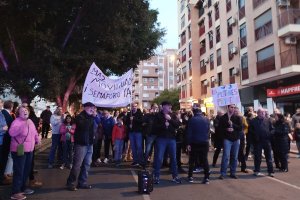 Los vecinos cortaron la Avenida Mediterráneo durante cinco minutos