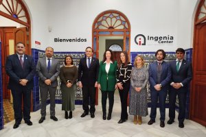 Foto de familia de los equipos de la Junta y el Ayuntamiento