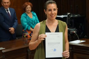 Rocío de Meer, recogiendo el acta de diputada de Vox por Almería.