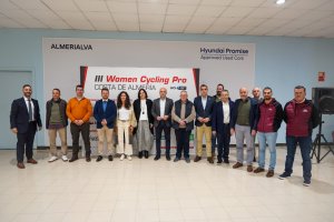 Foto de familia en Hyundai Almerialva para recibir a la tercera edición de la Women Cycling Pro.
