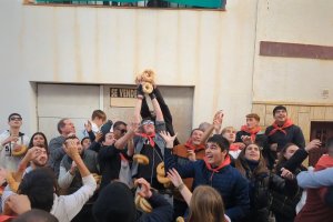 Los jóvenes \'luchan\' por hacerse con el mayor número de roscos en Lubrín (202).