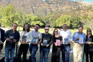 Juan Manuel Sánchez, en el centro, con su libro y otros escritores durante su visita a Los Ángeles.
