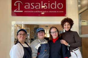 Lola posa junto a miembros de Asalsido tras la entrevista.