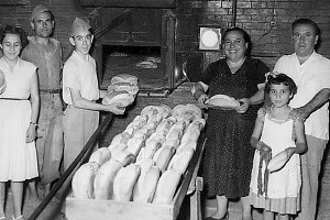 La panadería que fundó Antonio Gómez Hueso en el Reducto era conocida popularmente como la de Antonio Herrera.