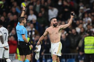 Hernández Maeso amonestando a Dani Carvajal por quitarse la camiseta.