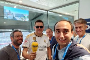 Tomás Roncero con el equipo de la Cadena SER en la cabina para seguir el Real Madrid-Almería.