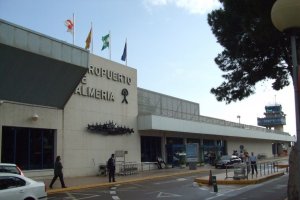 Fachada del aeropuerto de Almería.