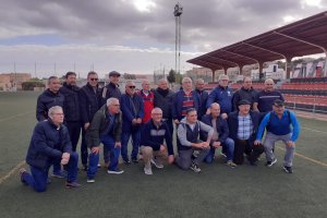 Los homenajeados con leyendas del fútbol.
