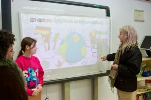 Patricia del Pozo, consejera de Desarrollo Educativo y FP, hace uso de una de las pizarras digitales.