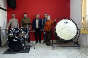 El alcalde con varios miembros de la Asociación Musical.