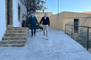 El alcalde de Berja visitando una de las calles de Río Chico remodeladas.