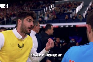 Desesperación del futbolista del Almería con las decisiones de los colegiados en el Bernabéu.